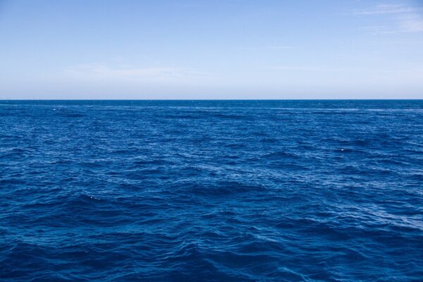 Mawimbi mepesi ya bahari yakikumbusha pumzi tulivu na ya mwendo mmoja